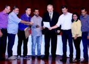 Comando entrega documentos a Berzoini e cobra mudanças na gestão do BB Comando entrega documentos a Berzoini e cobra mudanças na gestão do BB