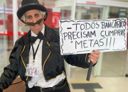 Sintrafi Floripa realiza ação teatral para debater adoecimento mental dos bancários e bancárias Sintrafi Floripa realiza ação teatral para debater adoecimento mental dos bancários e bancárias